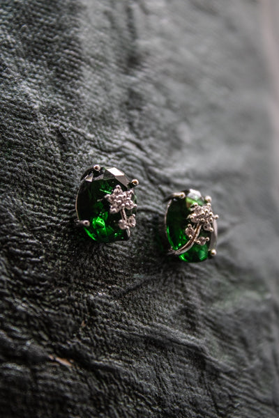 Emerald solitaire stud earring with leaf ad design | NarNari | NNEd163